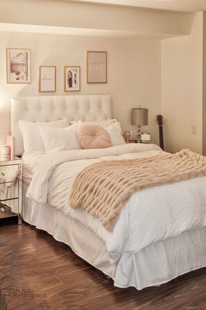 1 bedroom, iron/ironing board, WiFi, bed sheets - Upscale Toronto Condo | Monthly Stay (Toronto)