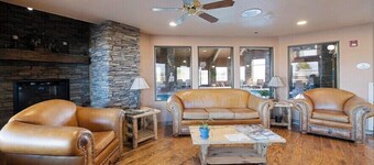 Pinedale Hotel & Suites