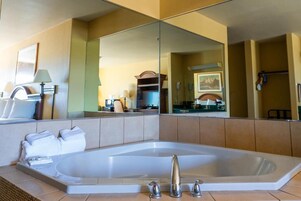 Suite, 1 cama de matrimonio grande, no fumadores, vistas a la montaña | Baño | Artículos de higiene personal gratuitos, secador de pelo y toallas