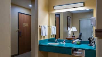 Single Room, 1 King Bed, Non Smoking, Mountain View | Bathroom