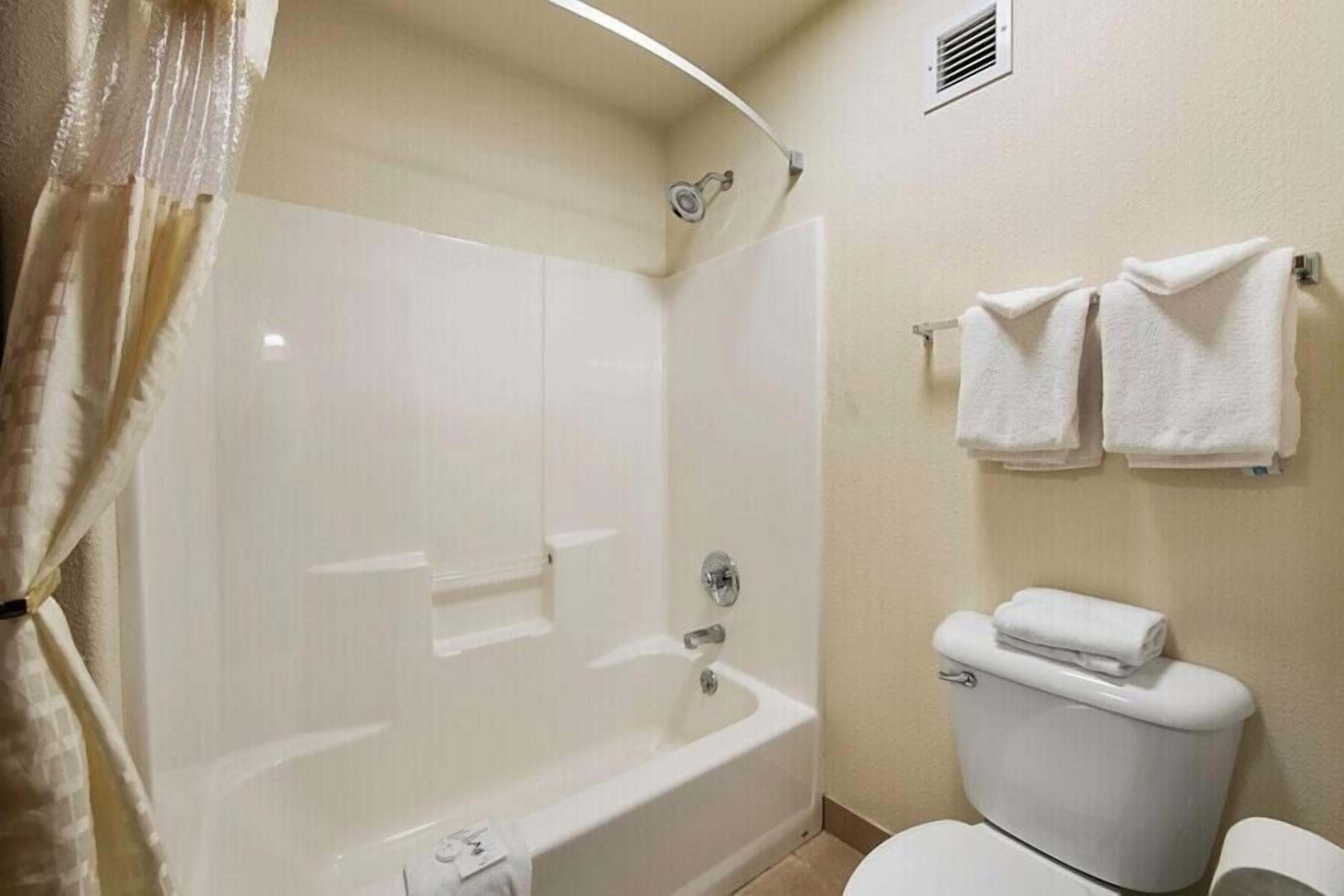 Un bagno con vasca, water e portasciugamani.