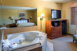 Suite, 1 cama de matrimonio grande, no fumadores, vistas a la montaña | Tabla de planchar con plancha y wifi gratis