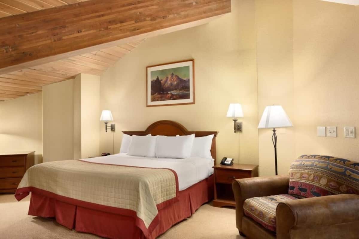 Suite, varias camas, para no fumadores, vista a la montaña | Tabla de planchar con plancha y wifi gratis