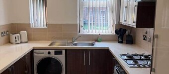 Bright 3-BR Flat Sleeps 6 + Parking | Queens Park