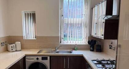 Bright 3-BR Flat Sleeps 6 + Parking | Queens Park