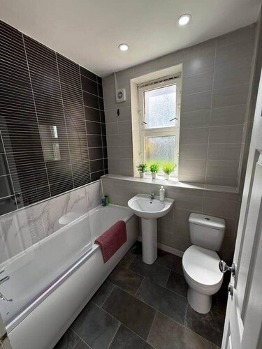 Bright 3-BR Flat Sleeps 6 + Parking | Queens Park