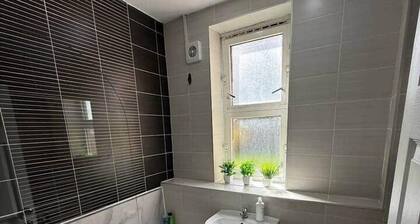 Bright 3-BR Flat Sleeps 6 + Parking | Queens Park