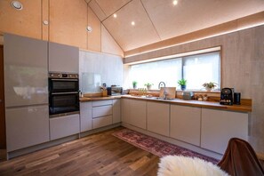 Private kitchen - Thyme Lodge • 2BR• Hot Tub•Sauna • Hiking Trails (Garnant)