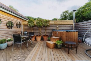 Outdoor dining - Love Nest Lodge • 1BR + Hot Tub & Outdoor Cinema (Garnant)