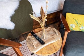 1 bedroom, iron/ironing board, WiFi, bed sheets - Love Nest Lodge • 1BR + Hot Tub & Outdoor Cinema (Garnant)