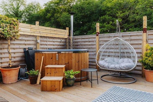 Love Nest Lodge • 1BR + Hot Tub & Outdoor Cinema