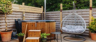 Love Nest Lodge • 1BR + Hot Tub & Outdoor Cinema