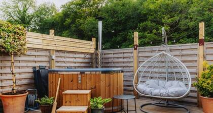Love Nest Lodge • 1BR + Hot Tub & Outdoor Cinema