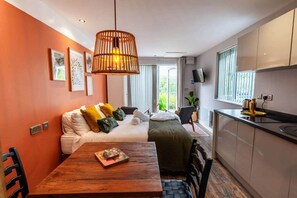 Room - Love Nest Lodge • 1BR + Hot Tub & Outdoor Cinema (Garnant)