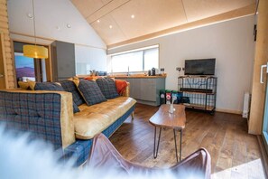 Living area - Lavender Lodge•1BR•Hot Tub• Sauna• Black Mountain (Garnant)