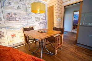 Dining - Lavender Lodge•1BR•Hot Tub• Sauna• Black Mountain (Garnant)