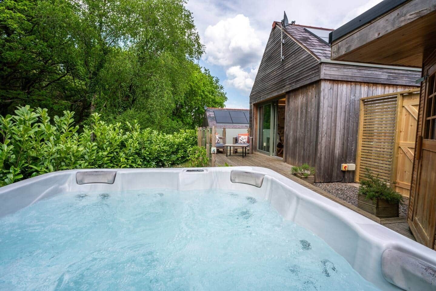 Outdoor spa tub