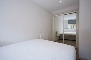 1 slaapkamer, een strijkplank/strijkijzer, wifi, beddengoed