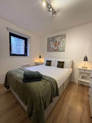 2 bedrooms, iron/ironing board, WiFi, bed sheets - 2BR · Sleeps 4 · Albion Gate · Glasgow City Centre (Glasgow)