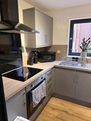 Fridge, stovetop, cookware/dishes/utensils - 2BR · Sleeps 4 · Albion Gate · Glasgow City Centre (Glasgow)