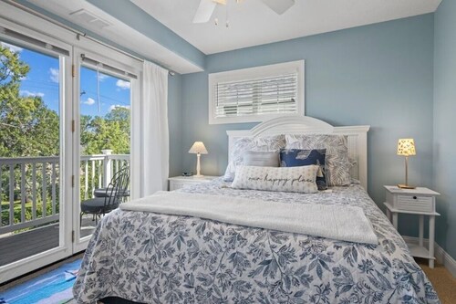 Bayfront TC Condo · Walk to Beach & Downtown · Free Parking · Sleeps 6