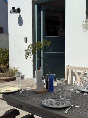 Outdoor dining - Cosy apartment with sea view in Sandvig (Allinge)