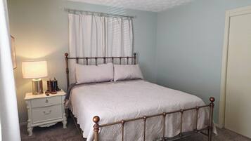 2 chambres, fer et planche à repasser, Wi-Fi, draps fournis