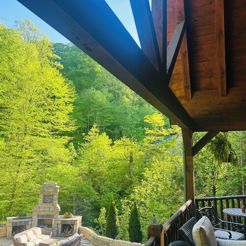 Hocking Hills Fern Hollow Luxury Lodge with Pool