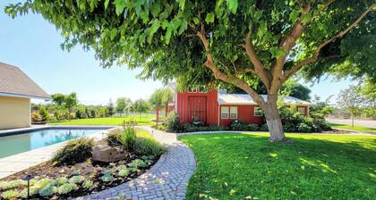 Cozy 2-bedroom farm house in delightful Hughson.Fenced & gated.