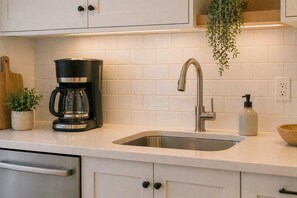 Classic Room | Private kitchen - Travellers Suites Toronto (Toronto)