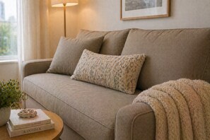 Classic Room | Living area - Travellers Suites Toronto (Toronto)