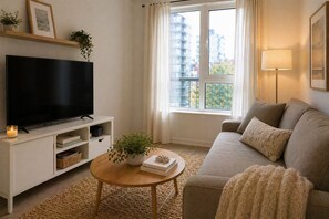 Classic Room | Living area - Travellers Suites Toronto (Toronto)