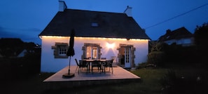 A house with a deck, stone window frames, and a star-shaped light fixture. - Ty Breizh - TREDREZ LOCQUEMEAU (TREDREZ LOCQUEMEAU)