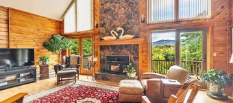 Secluded 4-bedroom Log Cabin with Mt. Monadnock views. with AC