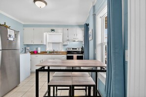 Dining - UNIT C: Walk to Beach/Intercoastal/Fishing Pier (Holly Ridge)