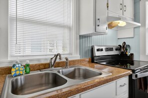 Fridge, microwave, oven, stovetop - UNIT C: Walk to Beach/Intercoastal/Fishing Pier (Holly Ridge)