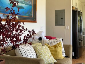 Living area - Oceanfront Flat Sunset Beach Legendary North Shore (Haleiwa)