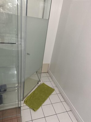 Double or Twin Room | Bathroom - Chinatown Travellers Suites (Toronto)