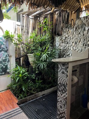 Property grounds - Pool house with 2-bedroom in vibrant Wailoaloa, Nadi (Nadi)