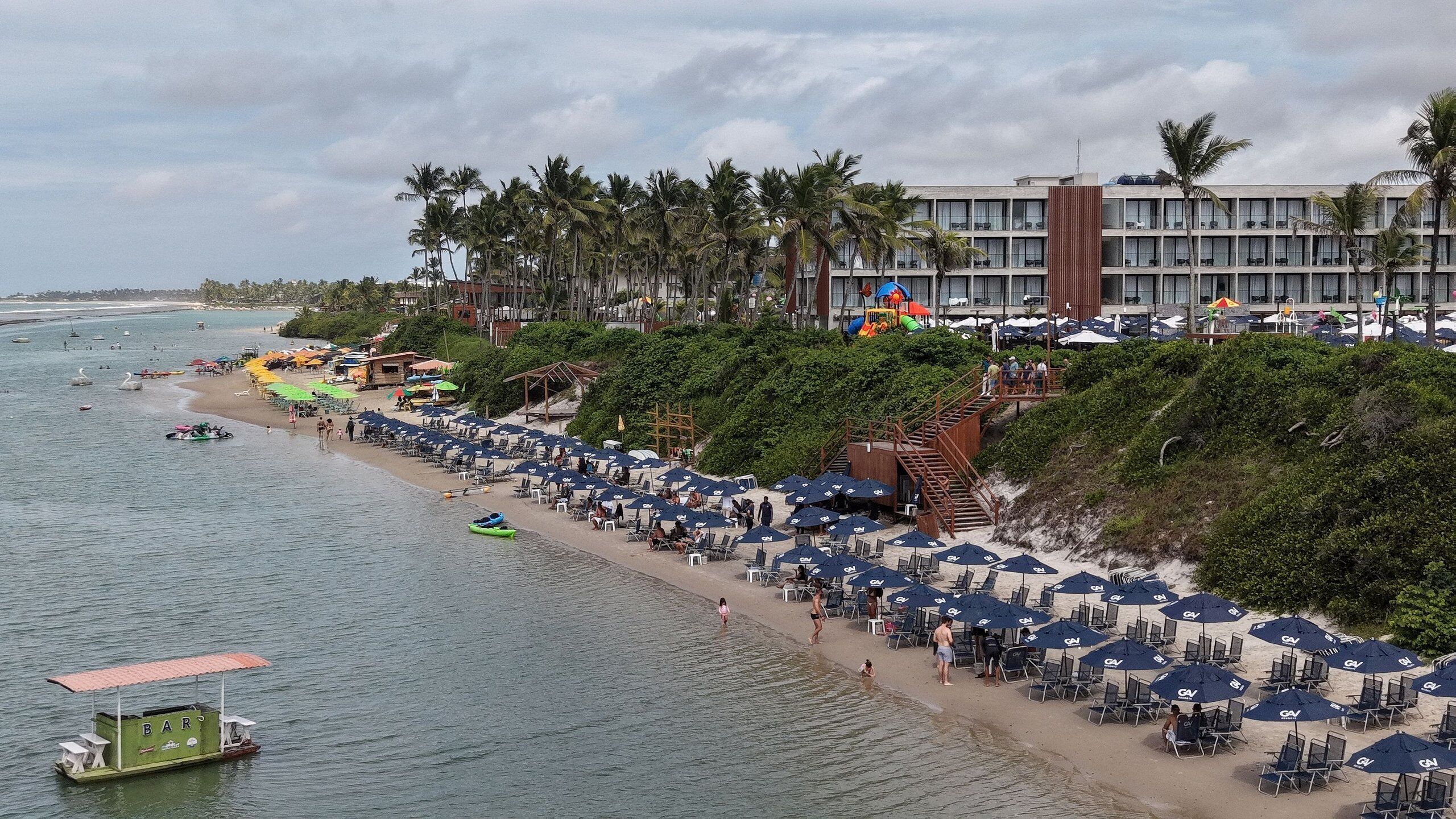 En la playa, camas de playa gratis, sillas reclinables de playa