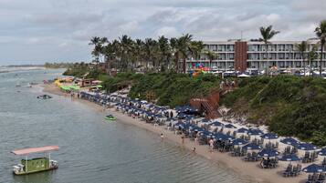 En la playa, camas de playa gratis, sillas reclinables de playa