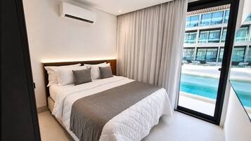 Premium bedding, minibar, laptop workspace, cribs (free)