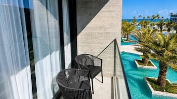 Apartment with Pool View | Property grounds