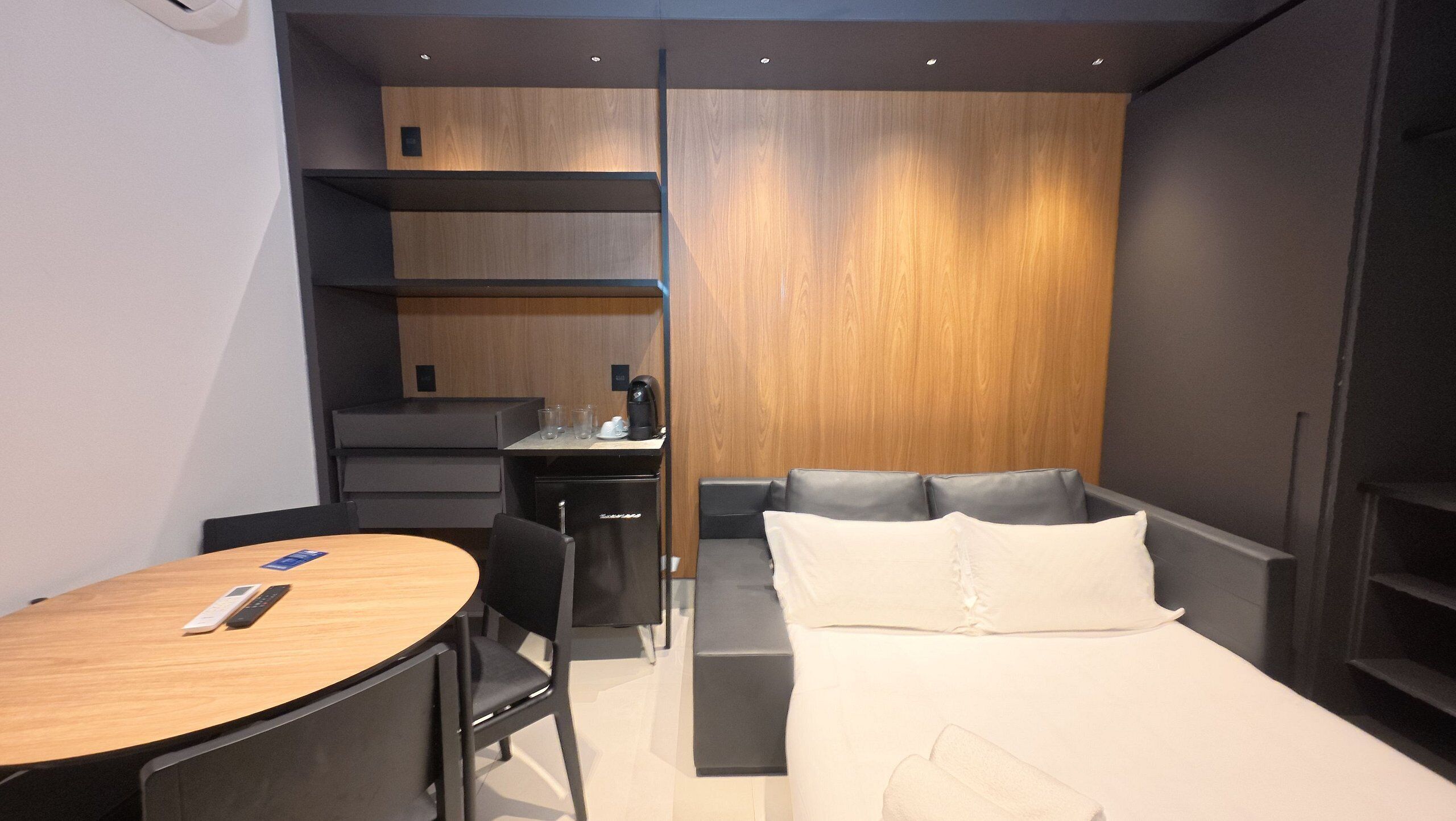 Roupas de cama premium, frigobar, espaço de trabalho para notebook