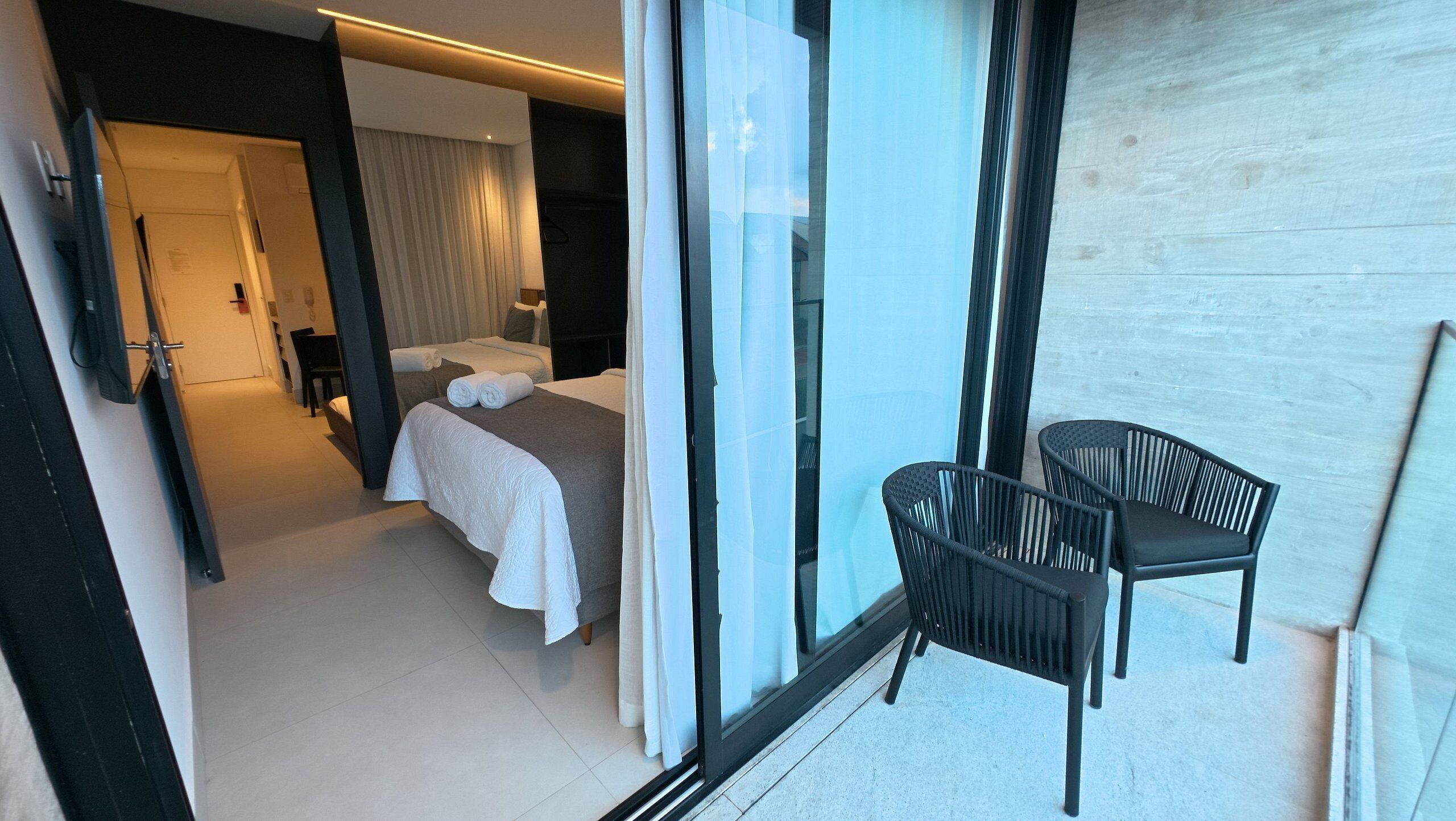 Peralatan tempat tidur premium, bar mini, ruang kerja komputer riba 