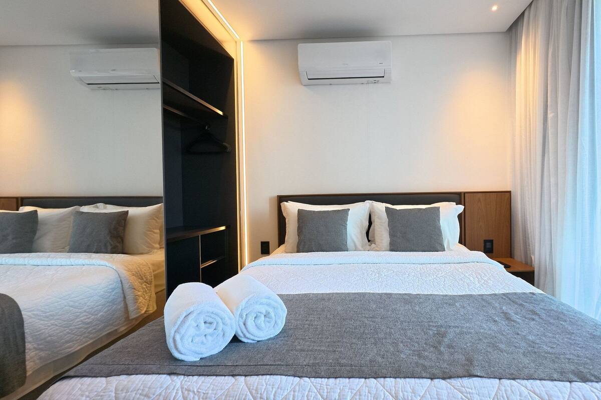 Premium bedding, minibar, laptop workspace, cribs (free)