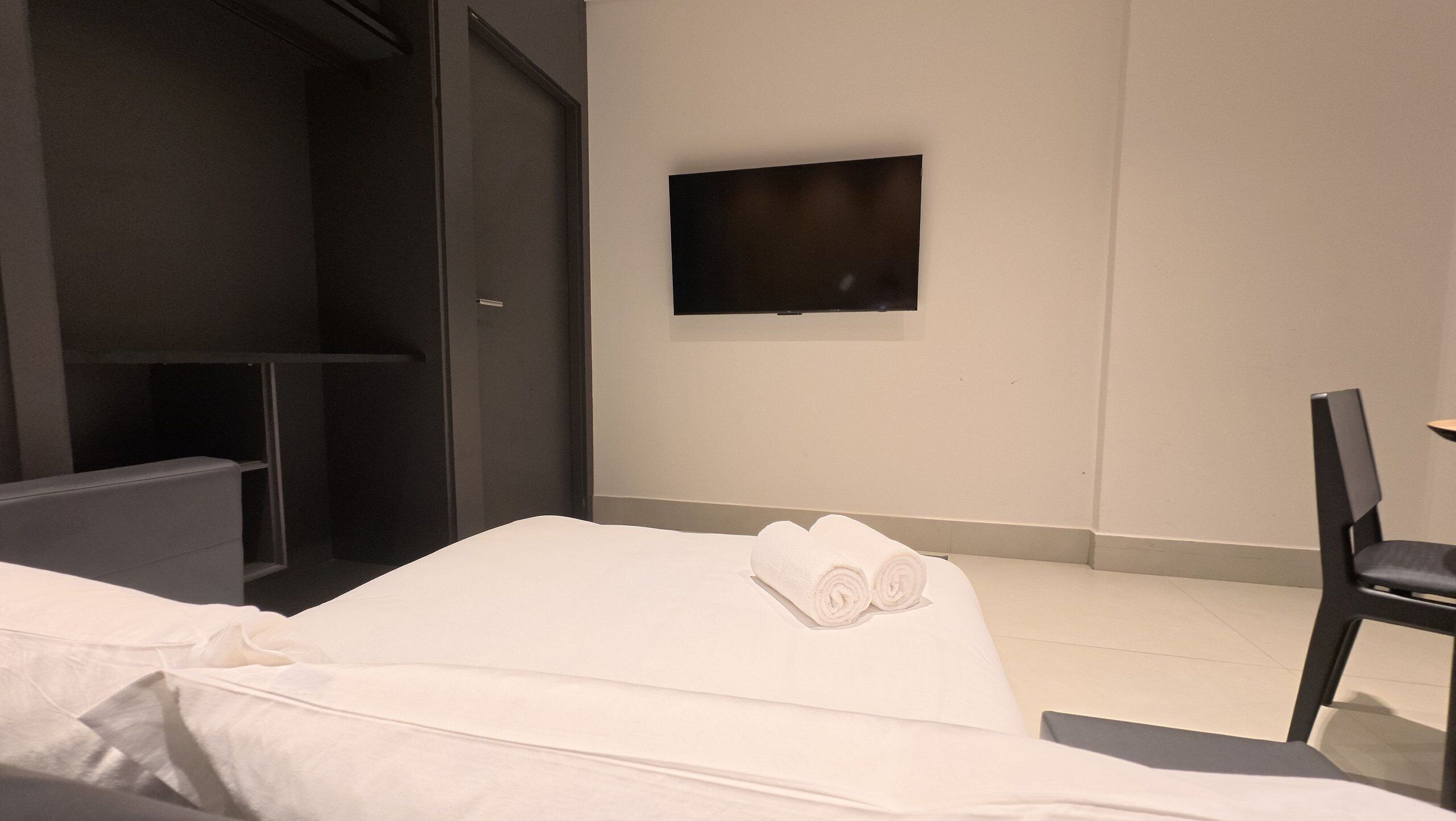 Premium bedding, minibar, laptop workspace, free WiFi