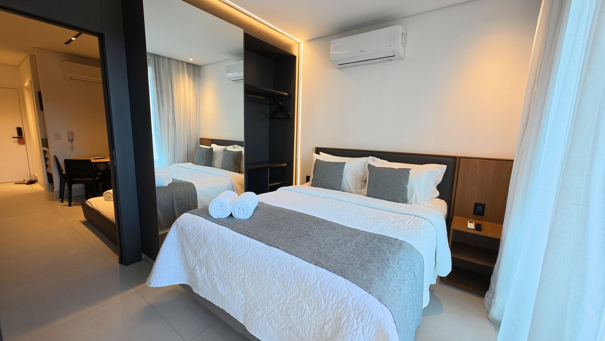 Ropa de cama de alta calidad y minibar 