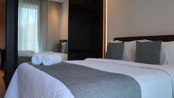 Premium bedding, minibar, laptop workspace, cribs (free)