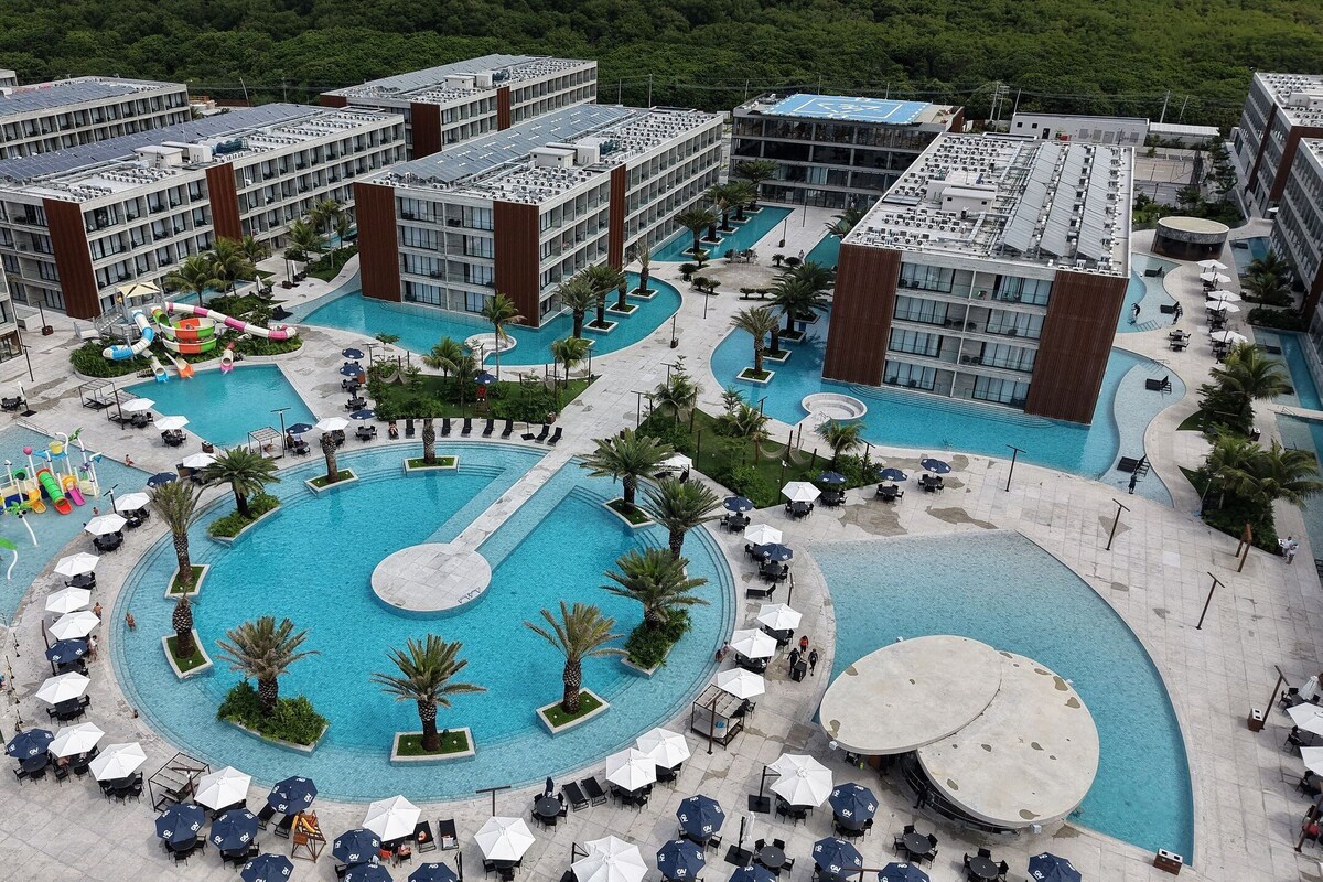 Apartment with Pool View | Pool | 15 outdoor pools
